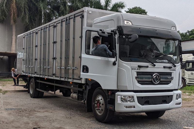 Xe tải Dongfeng 8 tấn B180 thùng có gắn bửng nâng hạ